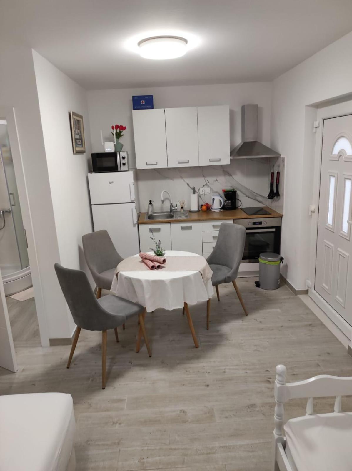 Studio Apartman Mare Trogir Exterior photo